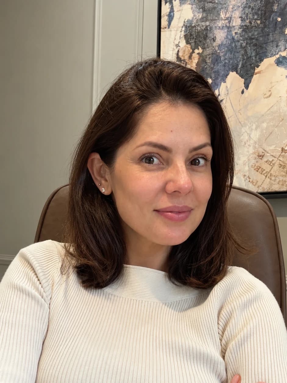 Michelle Rezende, nutricionista clínica, sentada em uma poltrona, sorrindo para a câmera