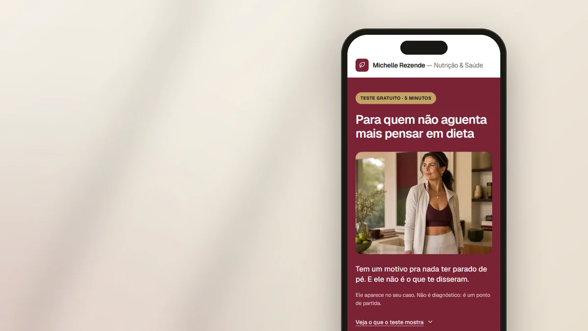 Celular mostrando a primeira tela do teste gratuito, sobre fundo bege